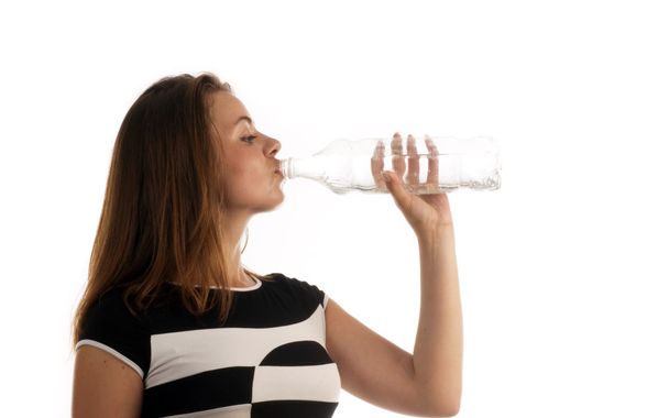 Mujer agua potable
 - Foto, imagen