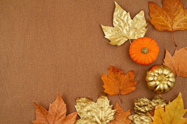 Tasainen lay syksyllä koostumus syksyllä keltainen ja kultainen lehdet
 - Valokuva, kuva