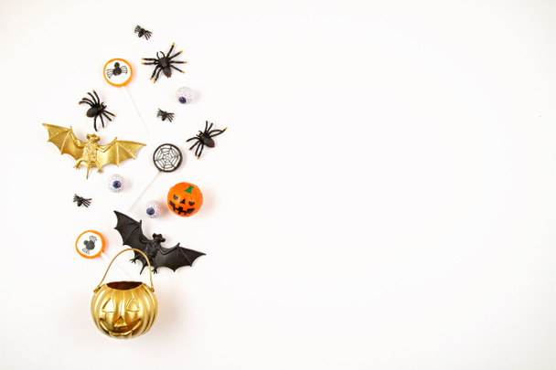 Halloween pompoen met Halloween party objecten, vleermuizen, spinnen een - Foto, afbeelding