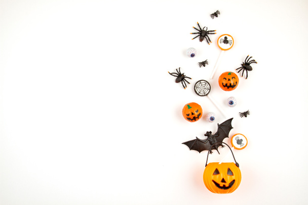 Calabaza de Halloween con objetos de fiesta de Halloween, murciélagos, arañas y
 - Foto, imagen