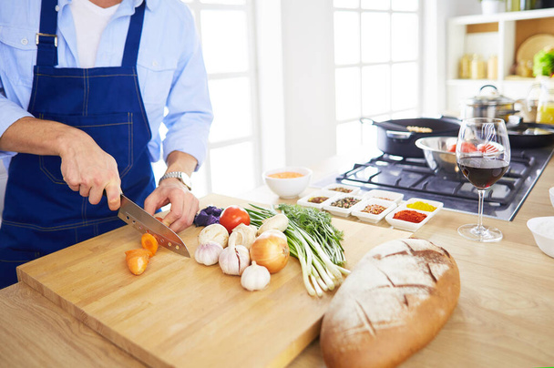 Man preparing delicious and healthy food in the home kitchen - Foto, afbeelding