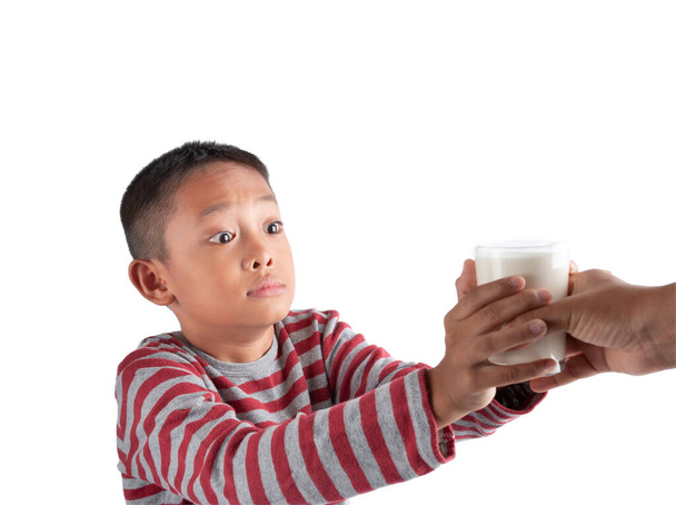 Concept van gezonde melk drinken, De kleine jongen is blij met een glas melk ontvangen van een ouder. - Foto, afbeelding