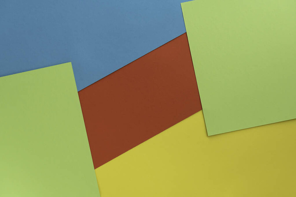 gelb blau rot grün gefärbtes Papier Hintergrund. geometrische Figuren, Formen. abstrakte geometrische flache Komposition. Leere Fläche auf buntem Karton. Hintergrund der Karte - Foto, Bild