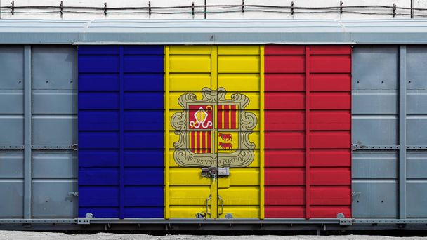 Vista frontal de un vagón de carga de tren de contenedores con una gran cerradura metálica con la bandera nacional de Andorra.El concepto de exportación-importación, transporte, entrega nacional de mercancías y transporte ferroviario
 - Foto, Imagen