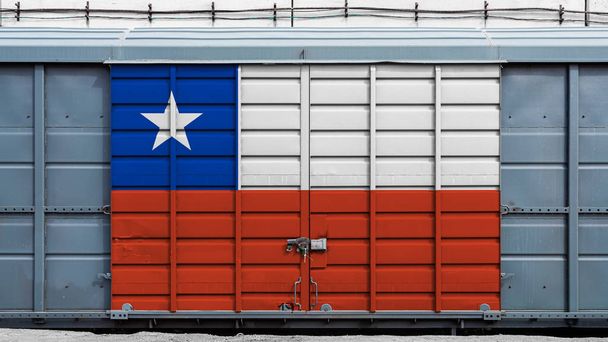 Etunäkymä konttijunan tavaravaunuun, jossa on suuri metallilukko ja Chilen kansallinen lippu. Viennin, tuonnin, kuljetuksen, tavaroiden kansallisen toimituksen ja rautatieliikenteen käsite
 - Valokuva, kuva