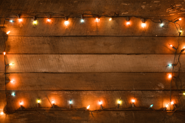 Jouluvalot lamppu koristelu vanha puu lankku, runko raja suunnittelu. Hyvää joulua ja uudenvuoden loma tausta. vintage väri sävy
.  - Valokuva, kuva