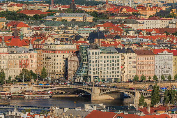 Blick auf die historischen Gebäude der Prager mala strana Bezirk mit dem Fluss Moldau und die Straßen, die Brücke, Schiffe am Ufer bei sonnigem Tag und blauem Himmel - Foto, Bild