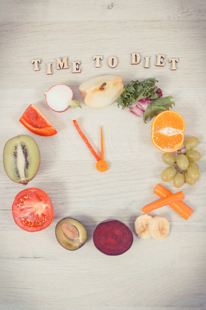 Tempo de inscrição para dieta e frutas e legumes nutritivos em forma de relógio, conceito de estilo de vida saudável
 - Foto, Imagem