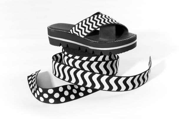 Sandália de verão preto e branco com parte superior elástica
 - Foto, Imagem