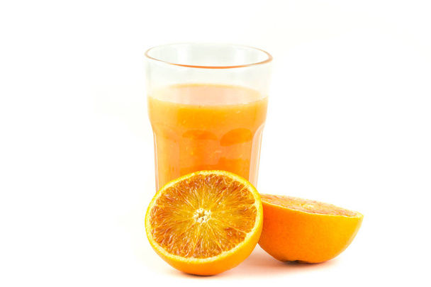 Πιέστε το πορτοκαλί σε ένα απομονωμένο ποτήρι σε λευκό φόντο  - Φωτογραφία, εικόνα