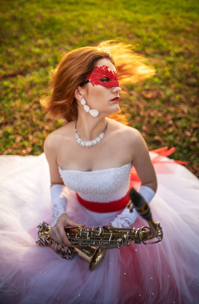 Herfst huwelijksstemming met saxofoon. - Foto, afbeelding