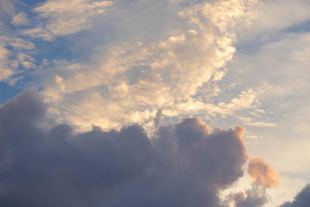 heldere hemel achter cumulus wolk achtergrond voor voorspelling en meteorologie concept - Foto, afbeelding