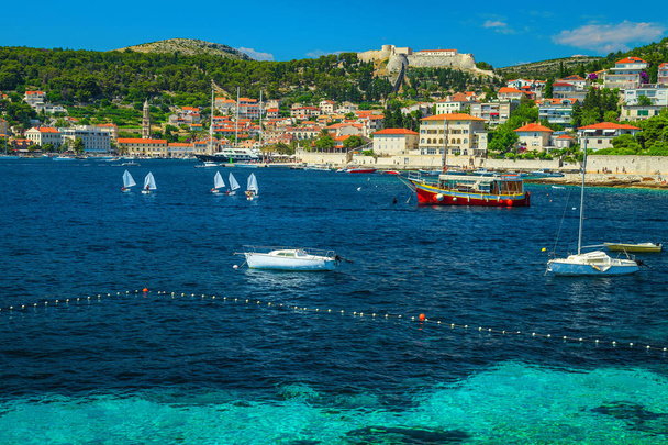 Bord de l'Adriatique avec bateaux de pêche et bâtiments historiques, Hvar, Croatie
  - Photo, image