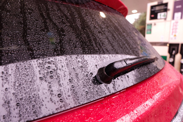 deštivý den, pohled zblízka na zadní okno auta - Fotografie, Obrázek