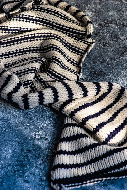 Gebreide gestripte sjaal - Foto, afbeelding