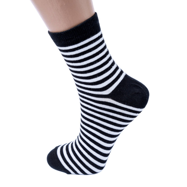 fehér és fekete zokni a ketrecben és csíkok vagy polka pont fehér elszigetelt háttér - Fotó, kép
