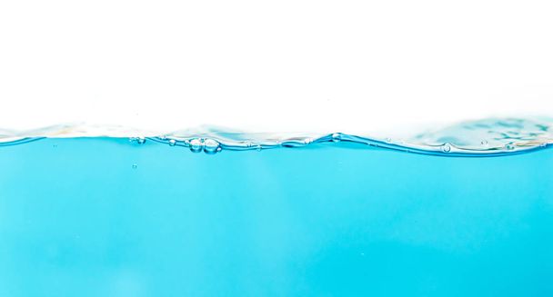 Plusk wody z bąbelkami powietrza niebieska fala wody orzeźwiające abstrakcyjne tło - Zdjęcie, obraz