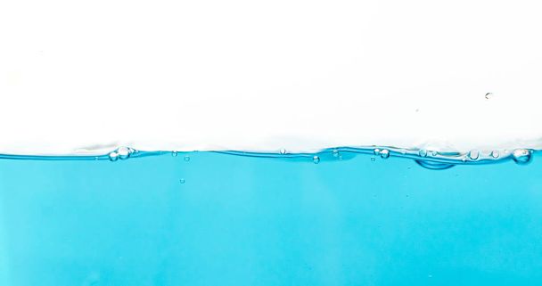 Plusk wody z bąbelkami powietrza niebieska fala wody orzeźwiające abstrakcyjne tło - Zdjęcie, obraz
