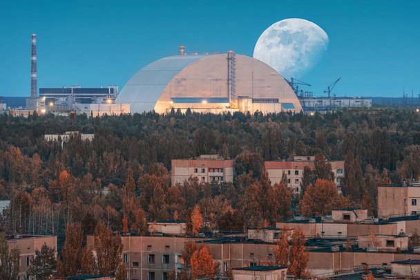pohled na nový bezpečnostní oblouk s obrovským měsícem v černobylské jaderné elektrárně díky vyhlídce opuštěného Pripyatu. Nsf je nový sarkofág pro bezpečnou deaktivaci - Fotografie, Obrázek