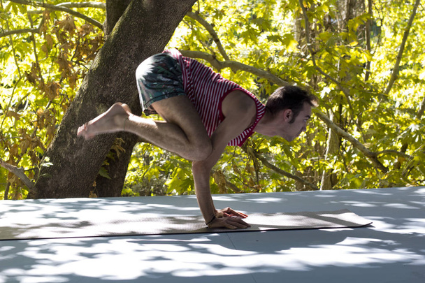 Retrato de jovem fazendo ioga
 - Foto, Imagem