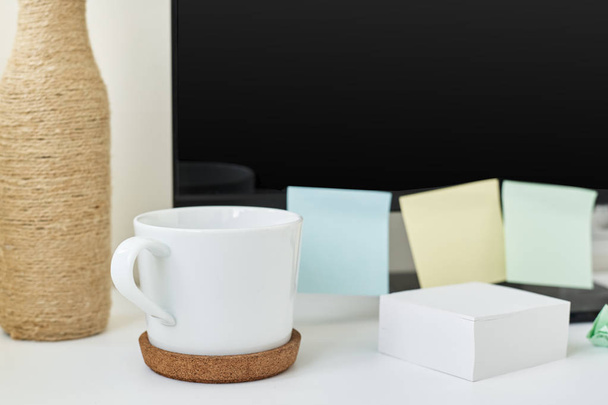 moderner Arbeitsplatz Hintergrund. Arbeitsplatz mit einer Tasse Kaffee, aus - Foto, Bild