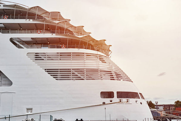Close-up van cruiseschip liner aangemeerd in de haven - Foto, afbeelding