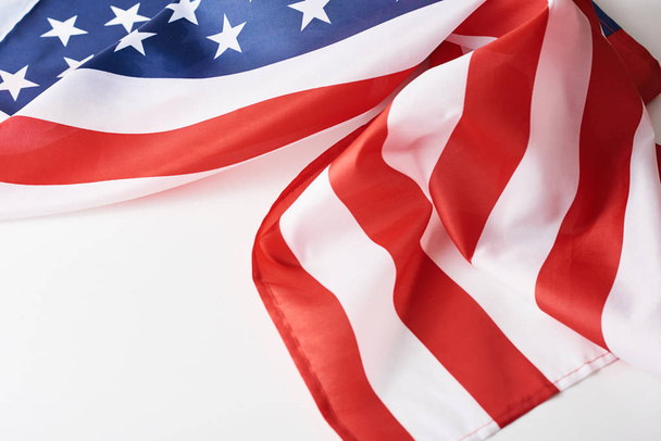Κοντινό πλάνο του κυματίζει εθνική σημαία ΗΠΑ σε ένα λευκό backgro - Φωτογραφία, εικόνα