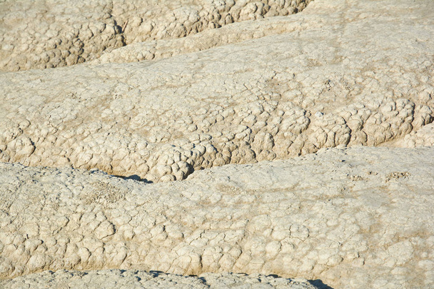 Sol sec avec fissures profondes. Surface de boue fissurée. Texture des fissures sur le sol
. - Photo, image