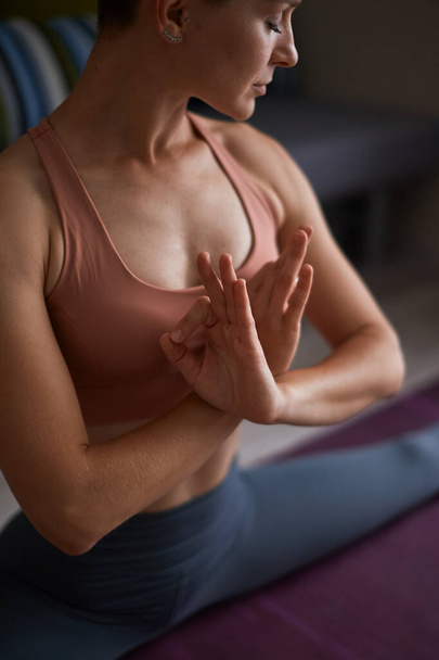 junge Frau macht Yoga-Übungen zu Hause in Split - Foto, Bild