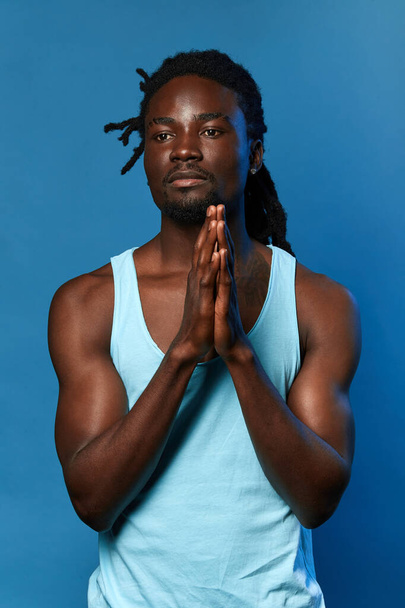 young handsome man with dreads asking God to hel him. help me - Foto, Imagen