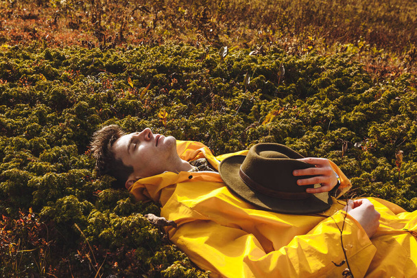 turista relaxado deitado na grama
 - Foto, Imagem