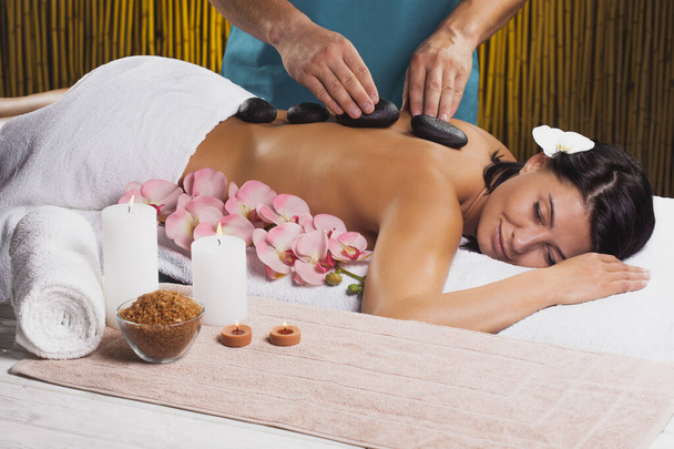 mooie brunette vrouw in een massage salon - Foto, afbeelding