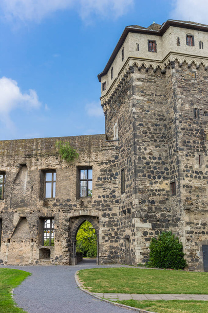 Pad naar de toegangspoort van kasteel Andernach - Foto, afbeelding
