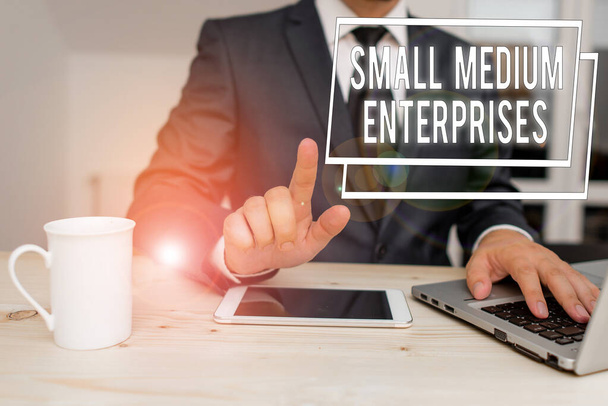 Tekstiä kirjoittava teksti Small Medium Enterprises. Alle tuhannen työntekijän yritysten liiketoimintakonsepti
. - Valokuva, kuva