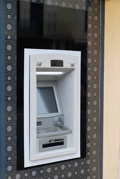 Uma nova máquina de dinheiro
 - Foto, Imagem