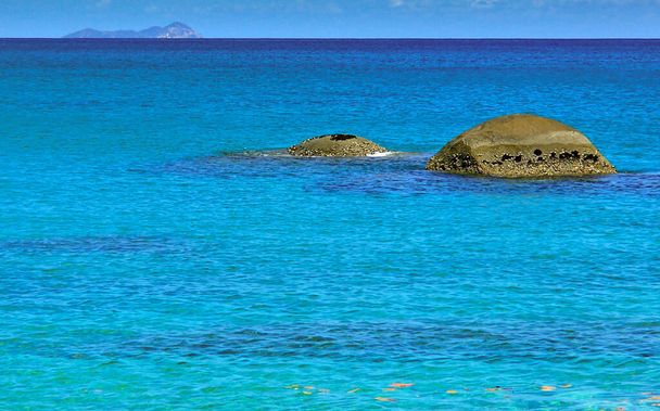 zwei runde Felsen im türkisfarbenen Wasser der Seychelle - Foto, Bild