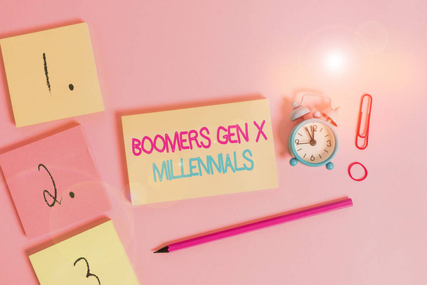A Boomers X Millennials-t ábrázoló levél. Üzleti fotó kirakat általában úgy vélik, hogy körülbelül harminc év üres jegyzettömbök marker gumiszalag ébresztőóra klip színes háttér. - Fotó, kép
