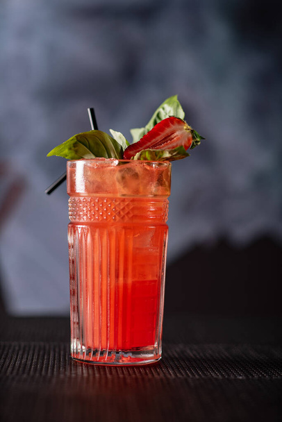smakelijke cocktail in de bar, close-up - Foto, afbeelding