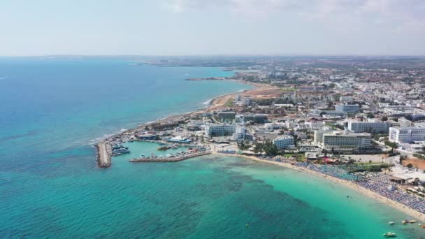 Légi kilátás a strandra Ayia Napa üdülőhely város, Ciprus - Felvétel, videó