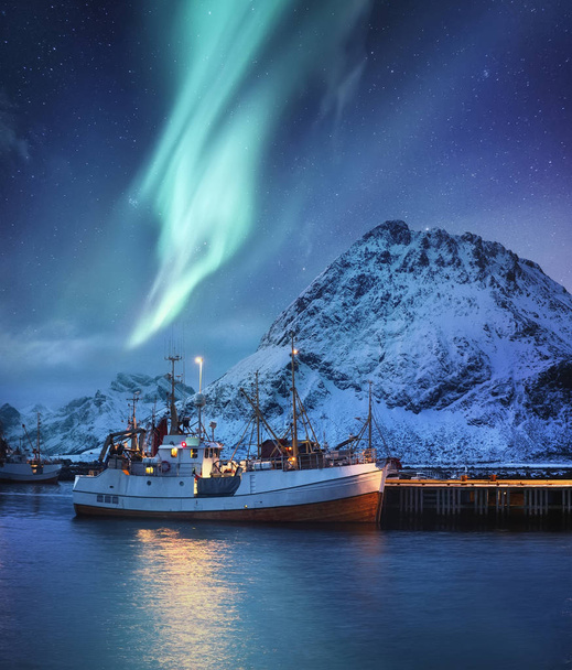 Nothen luce, montagne e barca da pesca. Aurora Borealis, Isole Lofoten, Norvegia. Paesaggio invernale durante la notte. Norvegia - immagine
 - Foto, immagini