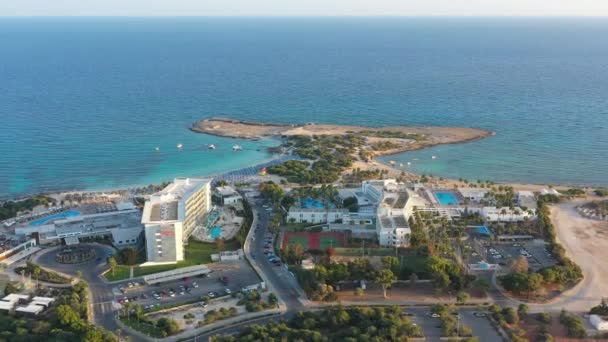 Ayia Napa, Ciprus - szeptember 23 2019: Légi felvétel a szállodák Makronissos strand napsütéses napon - Felvétel, videó