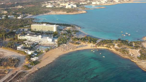 Antenne: der Makronissos-Strand auf Zypern - Filmmaterial, Video