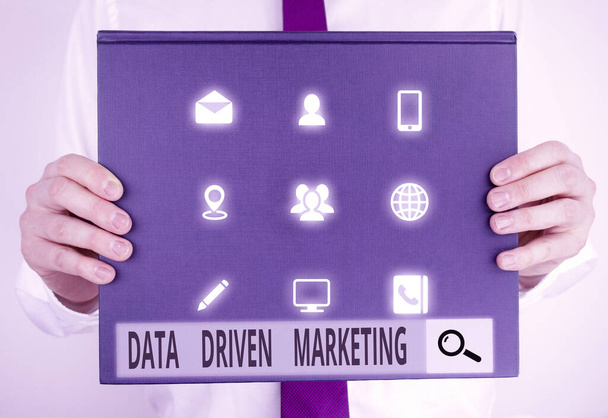 Znak tekstowy pokazujący Data Driven Marketing. Conceptual photo Strategy built on Insights Analiza interakcji Mężczyzna trzyma grubą tekturę teksturowaną koncepcji promocji biznesu. - Zdjęcie, obraz