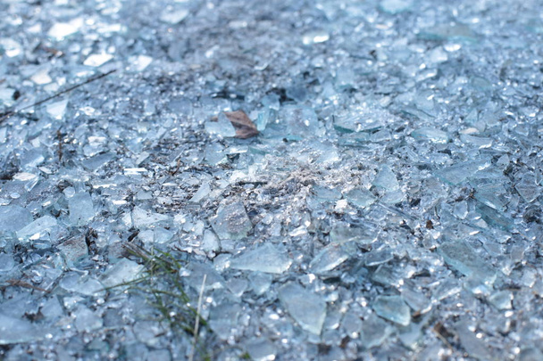 πολλά θραύσματα γυαλιού ως φόντο μικρών τεμαχίων πάγου - Φωτογραφία, εικόνα
