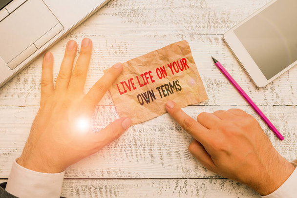 Tekst schrijven Live Life On Your Own Terms. Business concept voor Geef jezelf richtlijnen voor een goed leven. - Foto, afbeelding