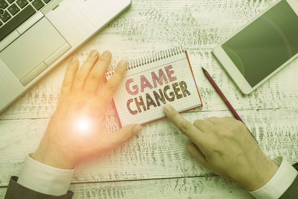 Texte manuscrit Game Changer. Concept signifiant comment effectuer un changement majeur dans l'analyseur actuel de faire
. - Photo, image
