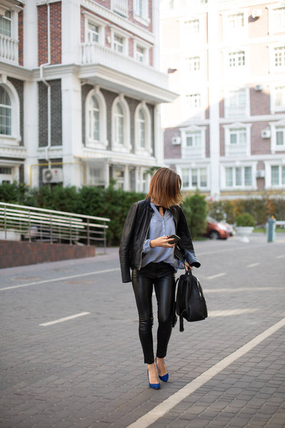 Женщина бизнес стиль город улица идет мешок
 - Фото, изображение