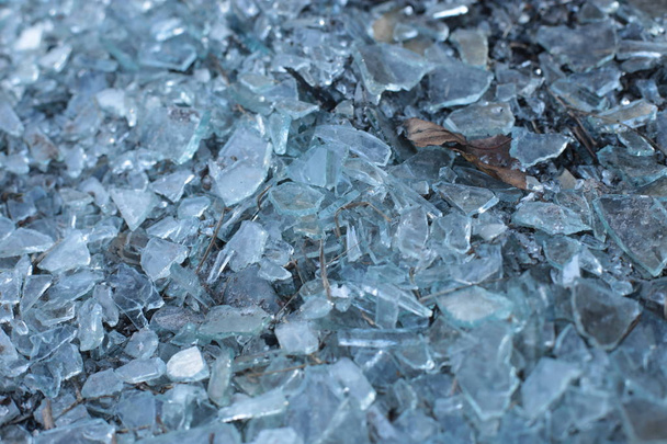 mnoho skleněných fragmentů jako pozadí malých kousků ledu - Fotografie, Obrázek