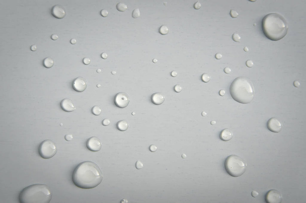 Grandes gotas de agua sobre una superficie blanca
. - Foto, Imagen