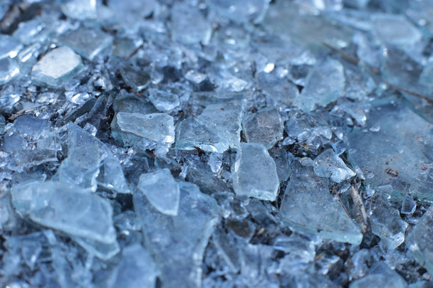 de nombreux fragments de verre comme fond de petits morceaux de glace
 - Photo, image